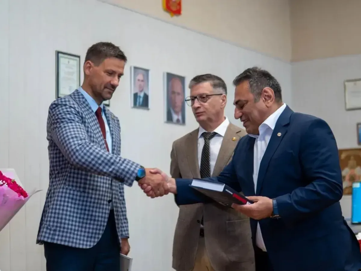 В Екатеринбурге чемпионам мира по шахматам среди студентов вручили благодарности от министра физкультуры и спорта Свердловской области Леонида Рапопорта. Победителями турнира стали студенты Горного университета Лея Гарифуллина и Артём Пиниг
