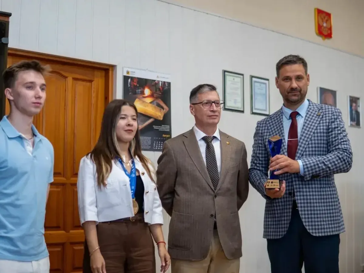 В Екатеринбурге чемпионам мира по шахматам среди студентов вручили благодарности от министра физкультуры и спорта Свердловской области Леонида Рапопорта. Победителями турнира стали студенты Горного университета Лея Гарифуллина и Артём Пиниг