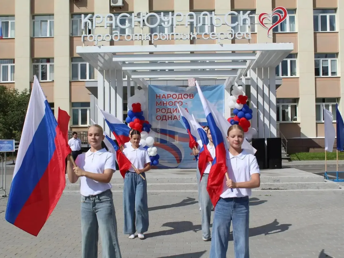В Свердловской области прошли праздничные акции в честь Дня Государственного флага