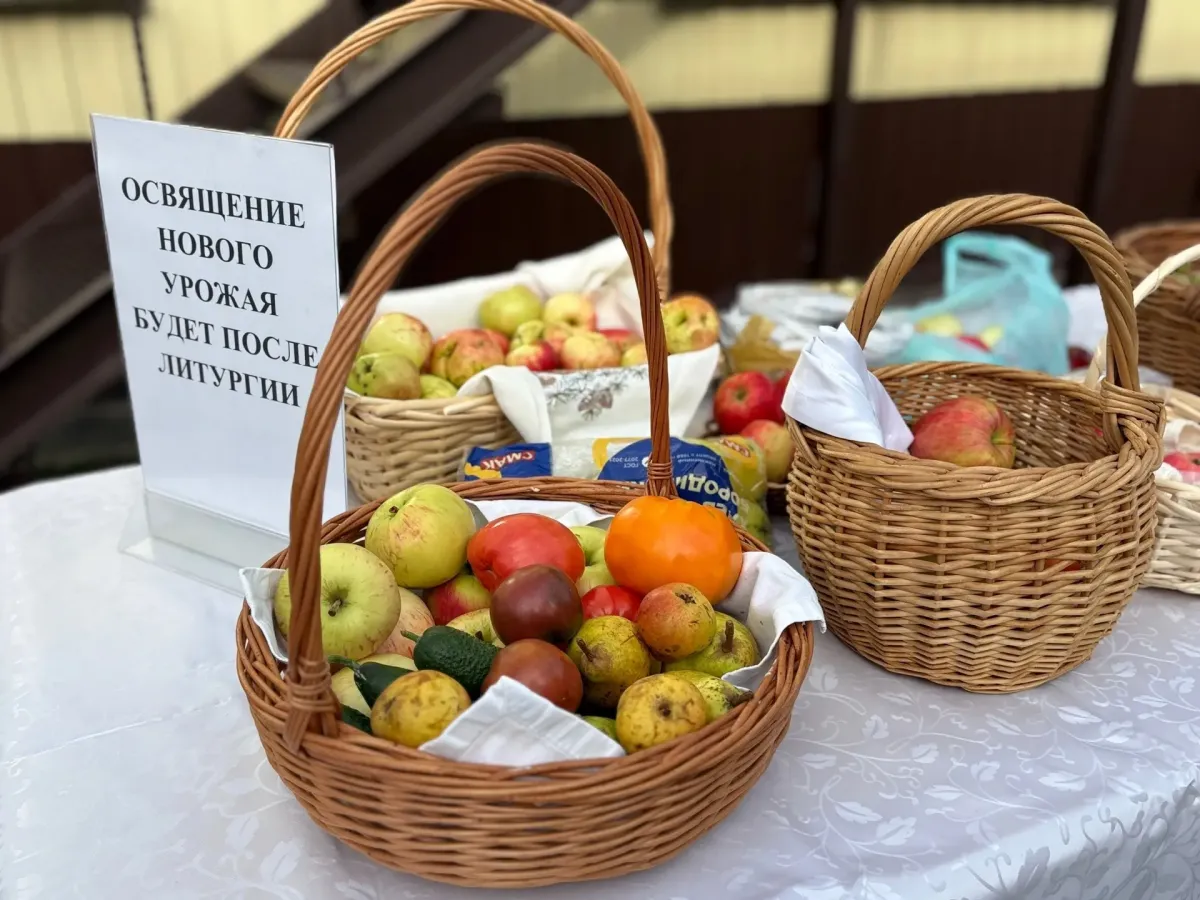 Священник угостил прихожан сочными яблоками