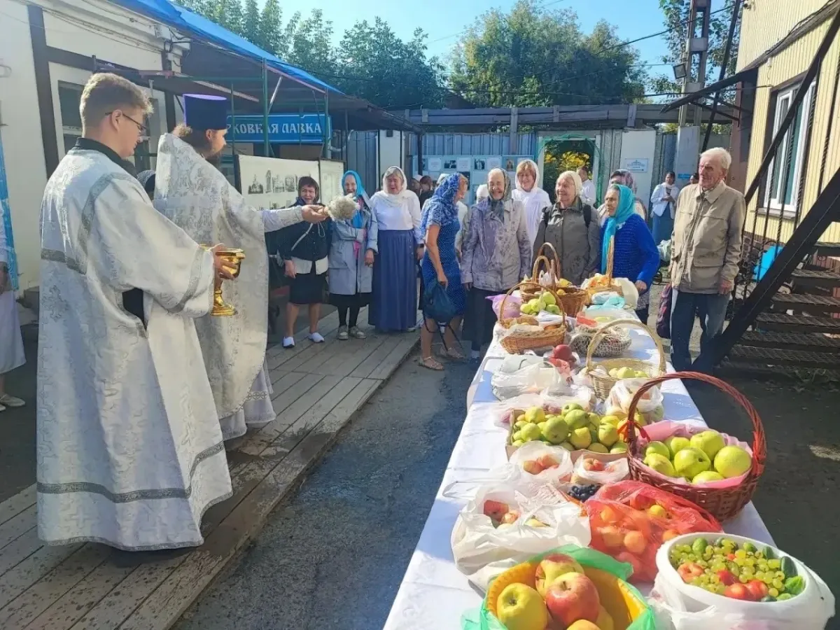 Священник угостил прихожан сочными яблоками