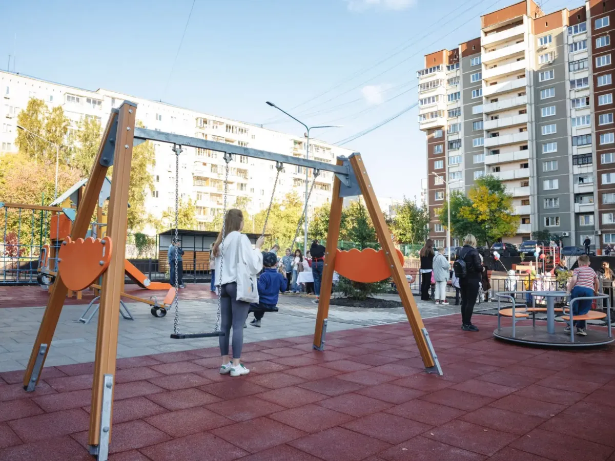 В Екатеринбурге открыли обновлённый двор на Уральской и Советской