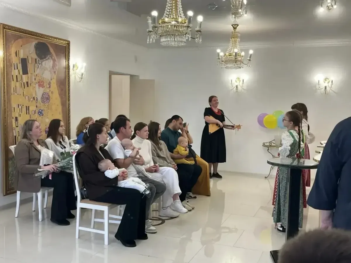 В ЗАГСе Артёмовского района зарегистрировали новорождённых и наградили многодетных матерей