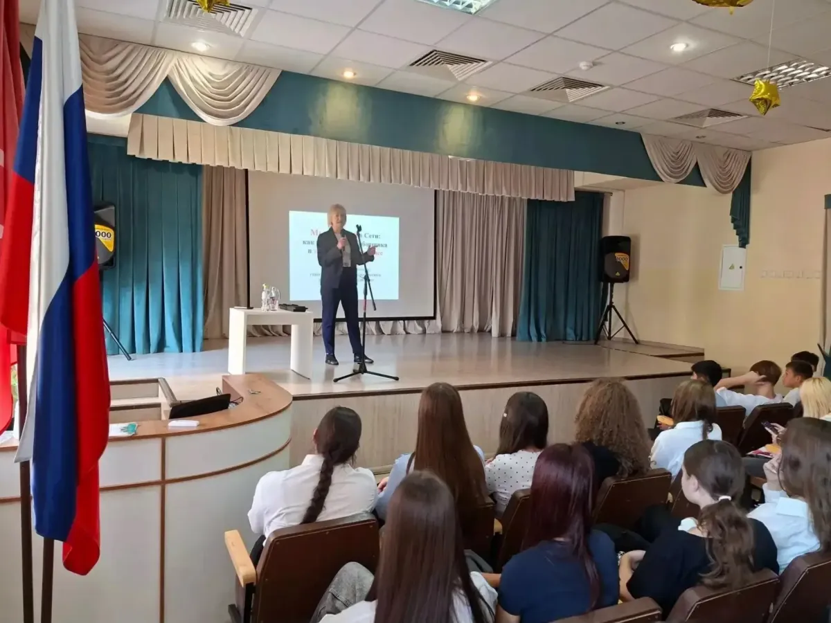 В школах Чкаловского района прошли встречи о защите от мошенников и вербовщиков
