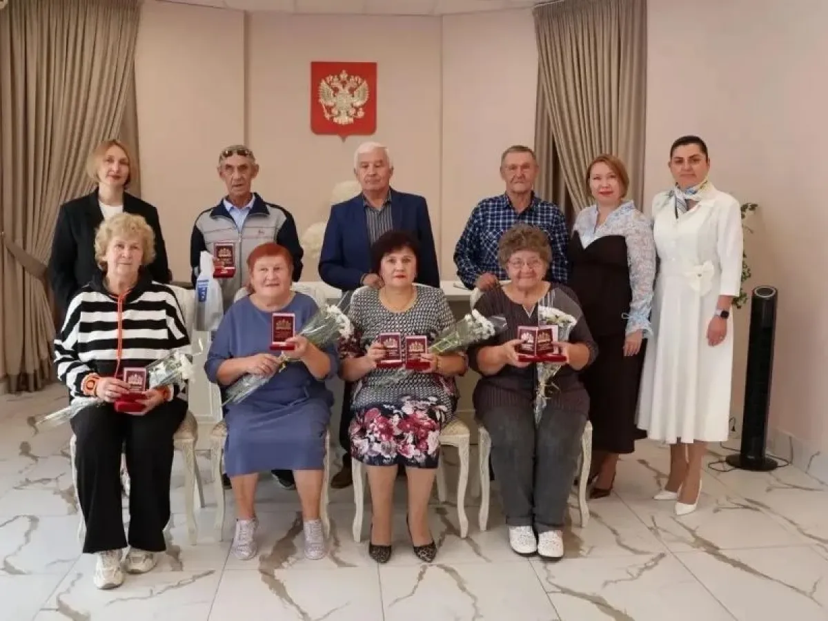 Свердловские семьи-юбиляры получили знаки отличия «Совет да любовь»