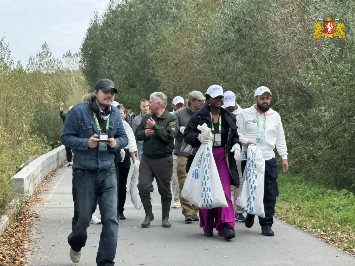 Участники Международного фестиваля молодежи очистили берег Шарташа в Екатеринбурге