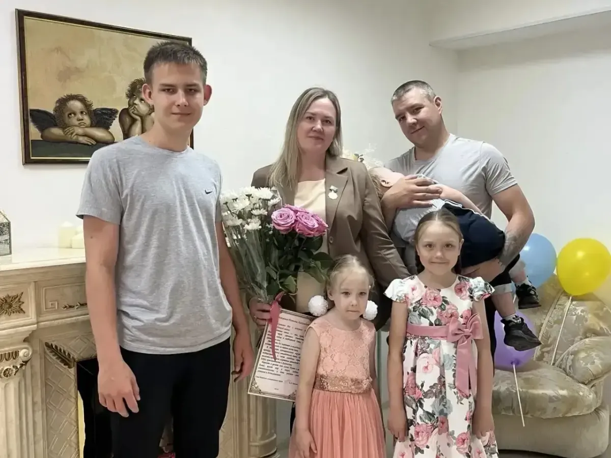 В ЗАГСе Артёмовского района зарегистрировали новорождённых и наградили многодетных матерей