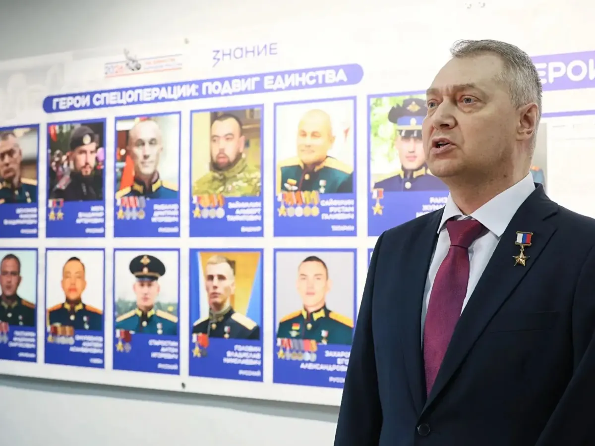 В екатеринбургском лицее открылась выставка проекта «Знание.Герои»