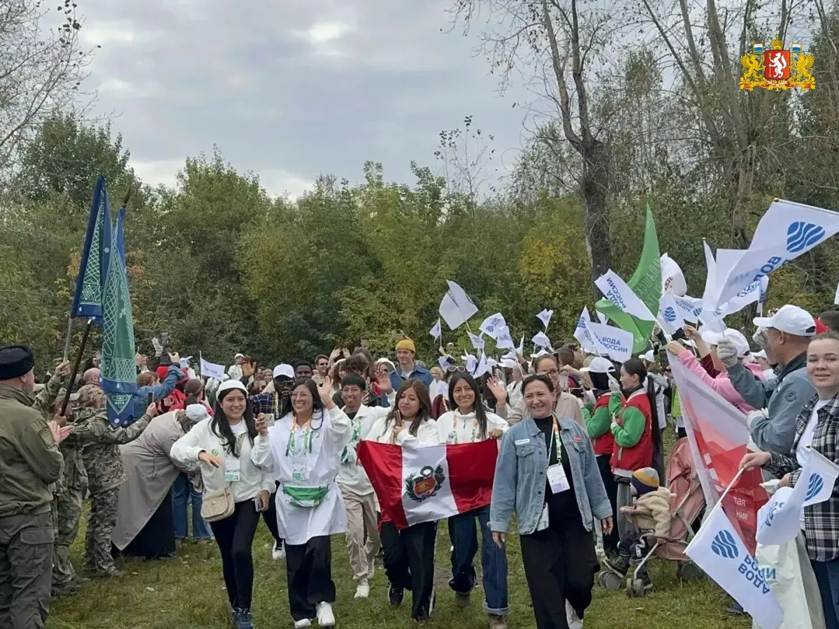 Участники Международного фестиваля молодежи очистили берег Шарташа в Екатеринбурге