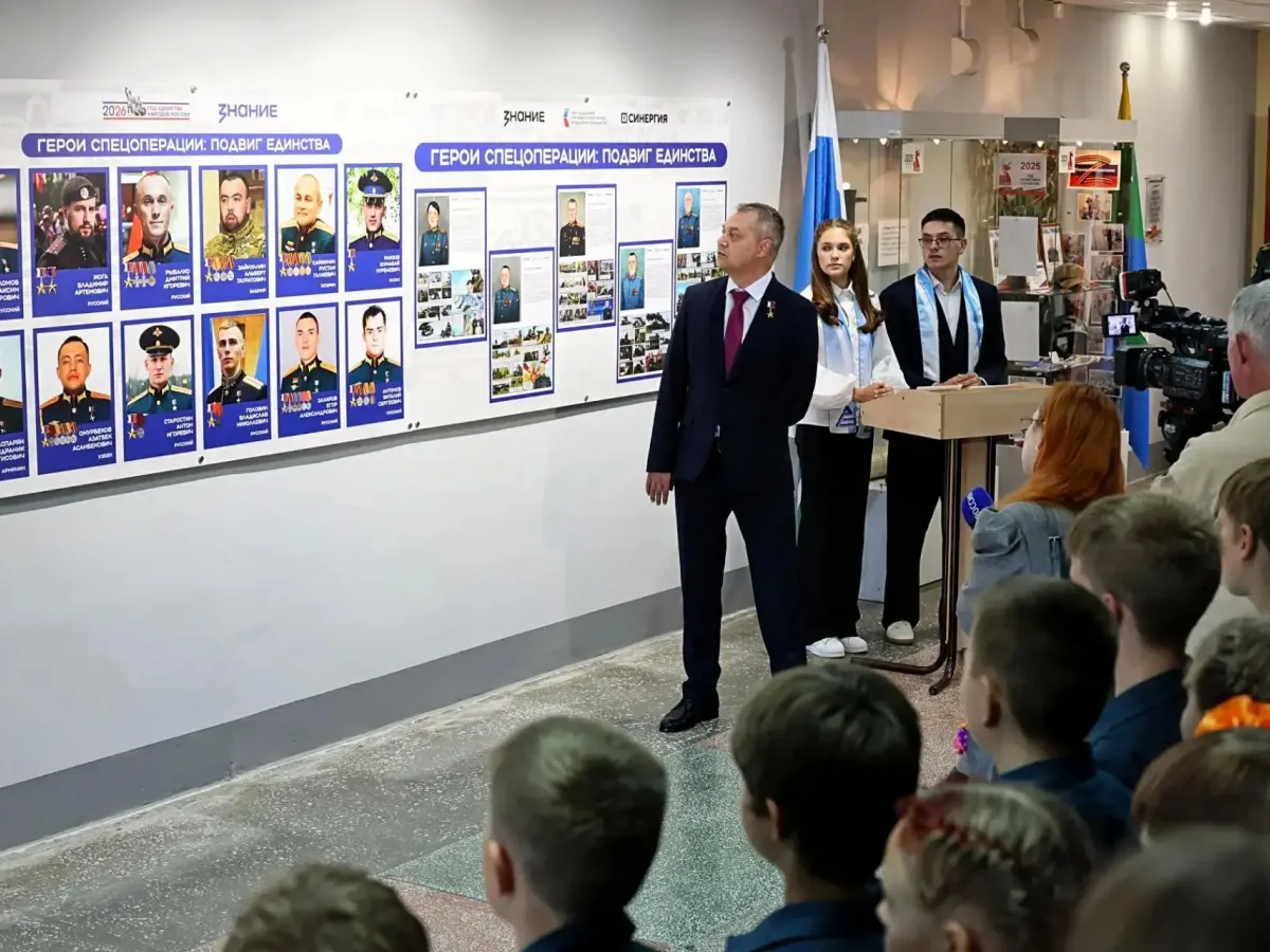 В екатеринбургском лицее открылась выставка проекта «Знание.Герои»