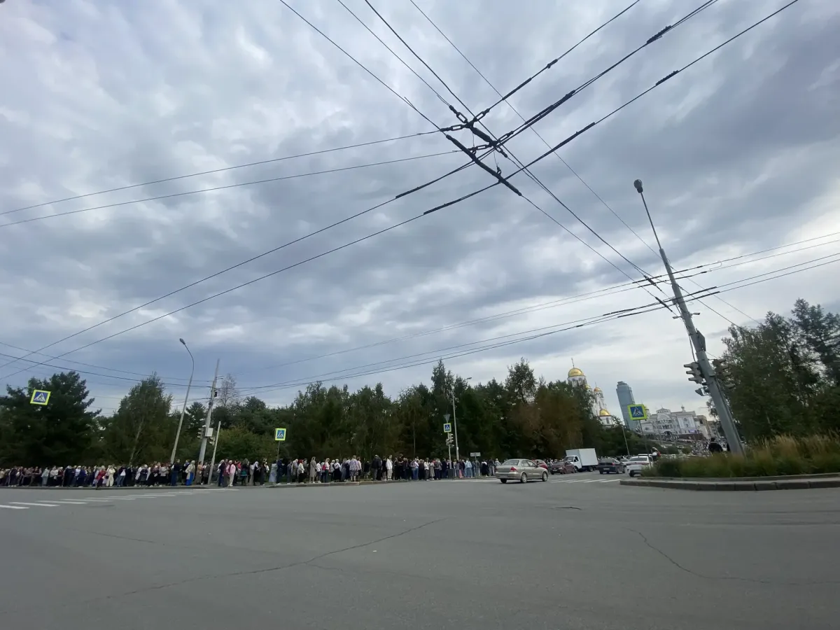 Очередь к деснице святителя Спиридона выстроилась вдоль улицы Царской