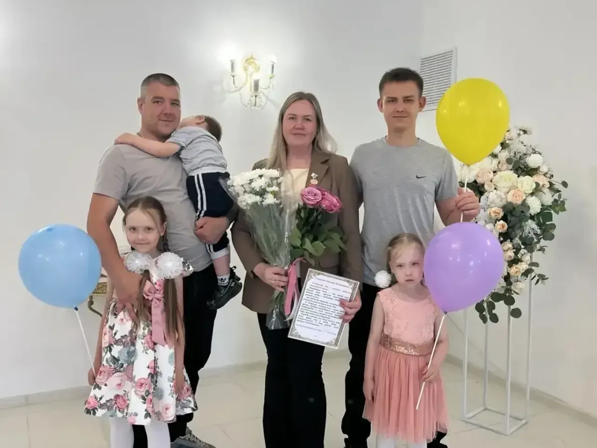 В ЗАГСе Артёмовского района зарегистрировали новорождённых и наградили многодетных матерей