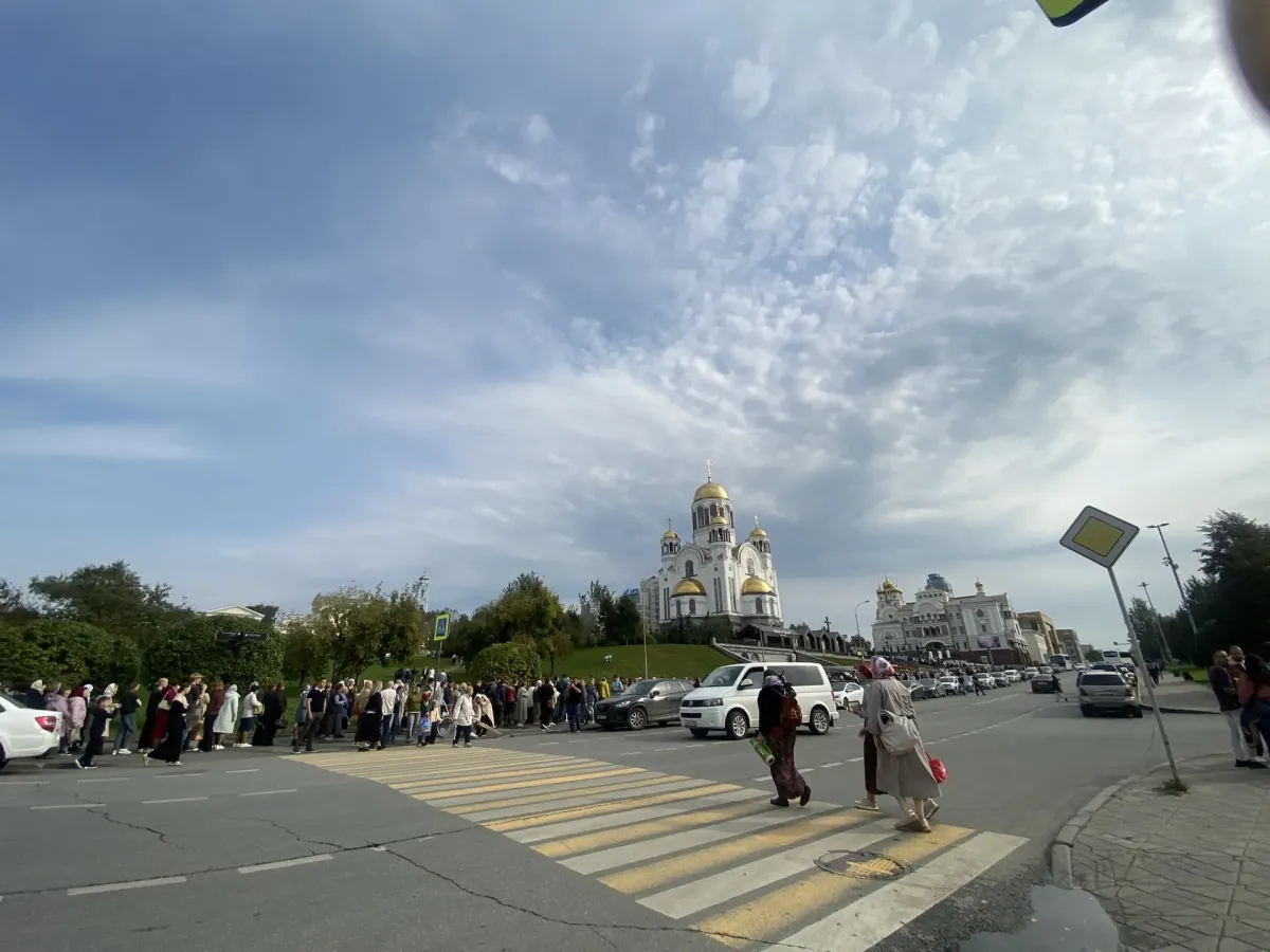 Очередь к деснице святителя Спиридона выстроилась вдоль улицы Царской