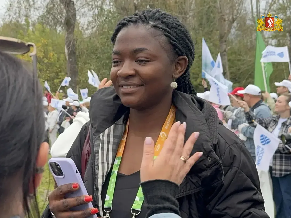 Участники Международного фестиваля молодежи очистили берег Шарташа в Екатеринбурге