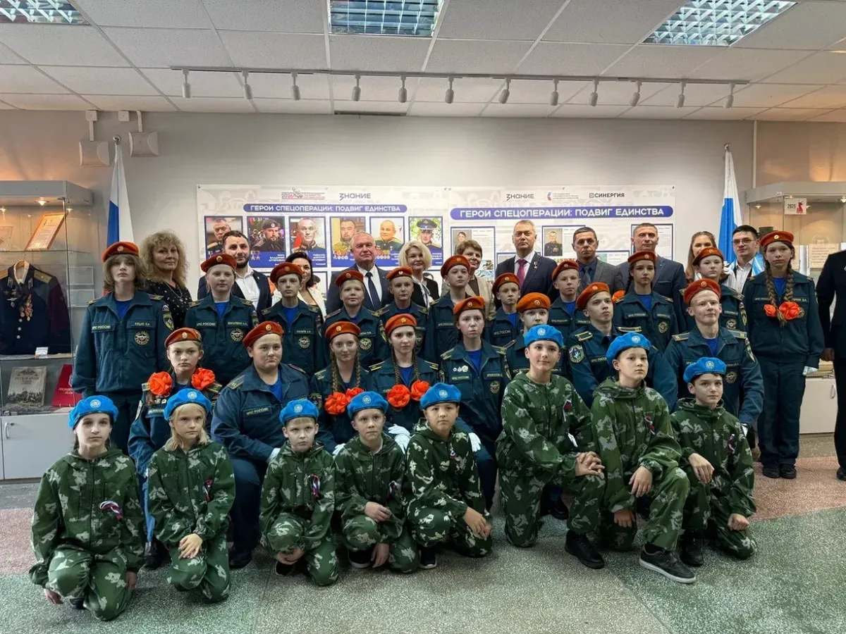 В екатеринбургском лицее открылась выставка проекта «Знание.Герои»