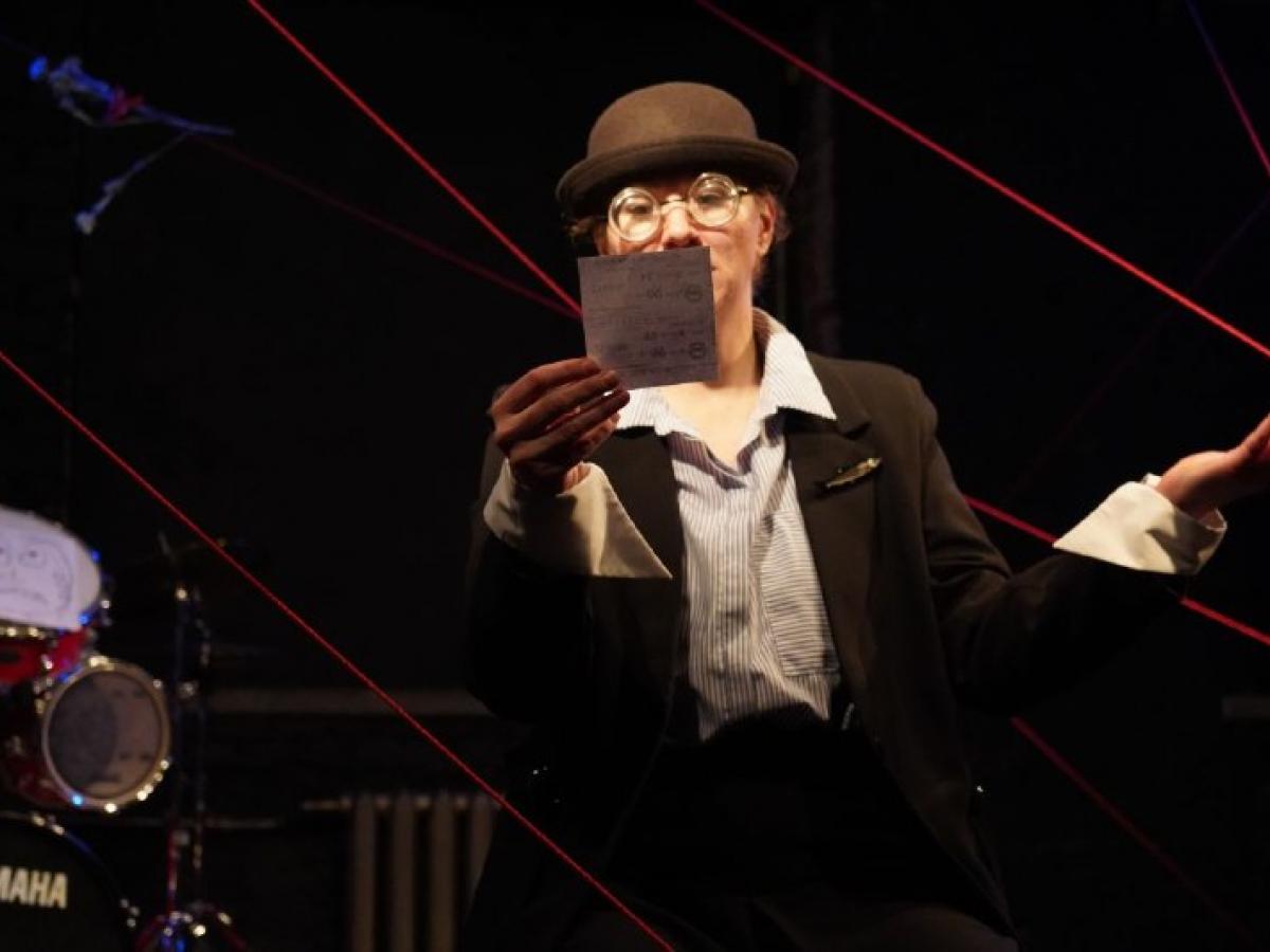 В Центре современной драматургии покажут семейную комедию «Салют динозаврам!»