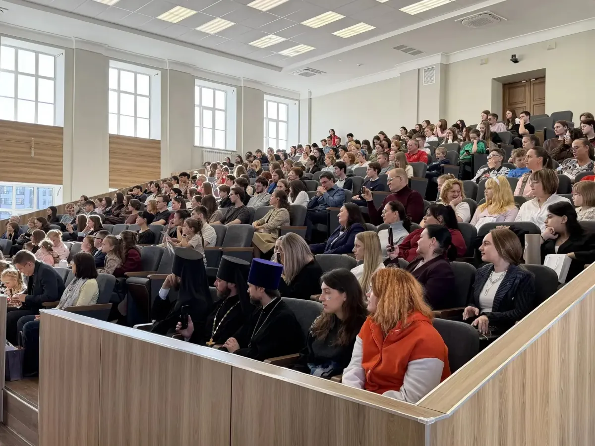 В вузах и колледжах Свердловской области прошел День семейного общения