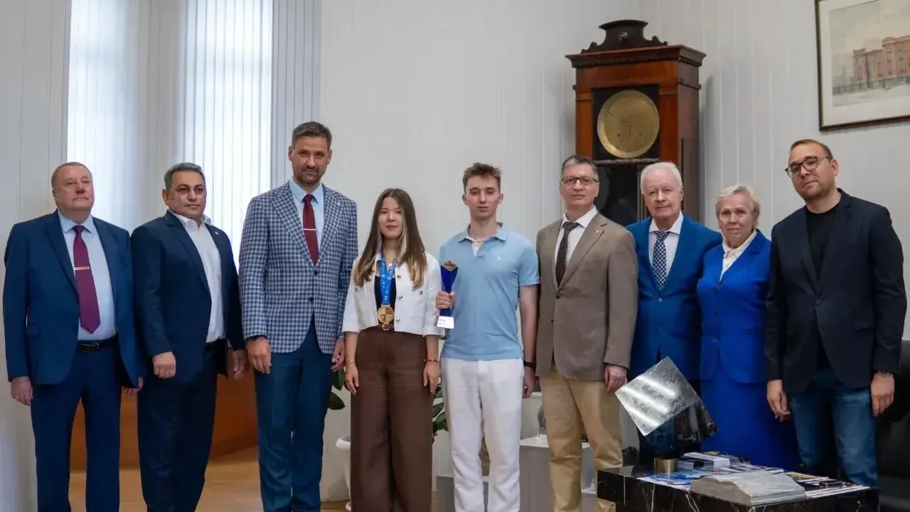 В Екатеринбурге чемпионам мира по шахматам среди студентов вручили благодарности от министра физкультуры и спорта Свердловской области Леонида Рапопорта. Победителями турнира стали студенты Горного университета Лея Гарифуллина и Артём Пиниг — Екатеринбург Сейчас