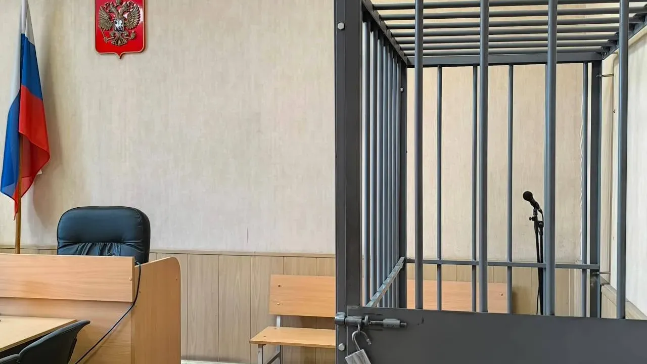 Орджоникидзевский районный суд Екатеринбурга начал рассмотрение резонансного уголовного дела. Константин Бобяк обвиняется в убийстве мужчины во время бытовой ссоры, применив туристический нож-мачете. Подсудимый утверждает, что защищался от — Екатеринбург Сейчас