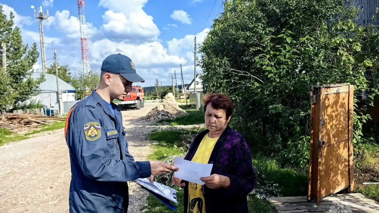 Сотрудники МЧС провели профилактические рейды в жилых секторах Североуральска и Серова — Екатеринбург Сейчас