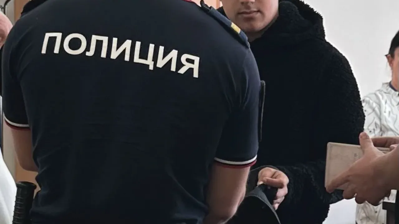 Сегодня Ленинский районный суд Нижнего Тагила вынес приговор телефонному мошеннику. Максим Лавринов, действовавший в составе преступной группы, обманул 89-летнюю пенсионерку, выдав себя за сотрудника правоохранительных органов. Женщина пере — Екатеринбург Сейчас