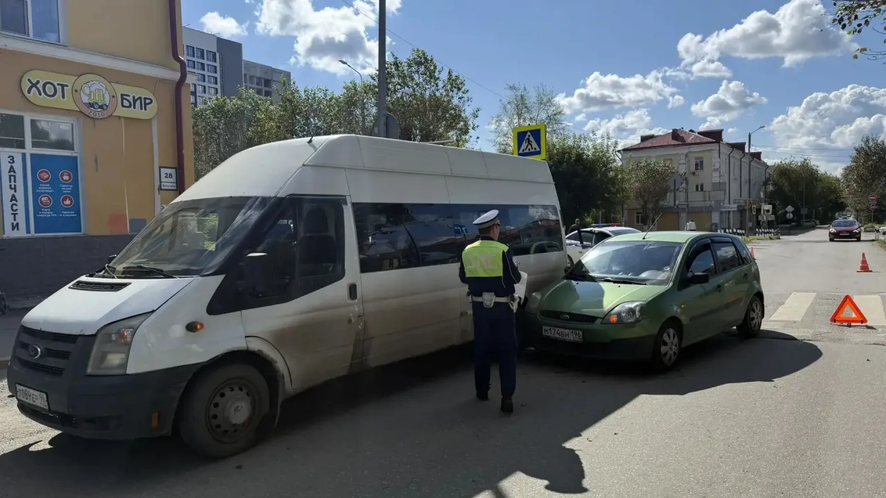 Столкновение автобуса и легковушки в Первоуральске — Екатеринбург Сейчас