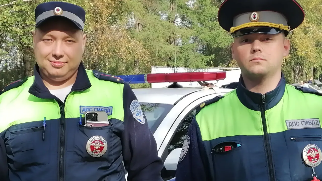 Сотрудники ГИБДД помогли женщине доехать до роддома за минуты до родов — Екатеринбург Сейчас