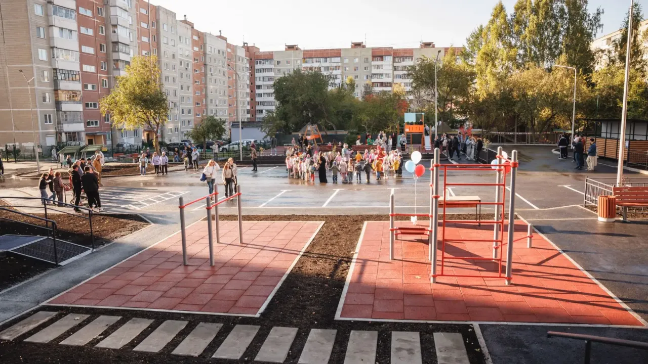 В Екатеринбурге открыли обновлённый двор на Уральской и Советской — Екатеринбург Сейчас