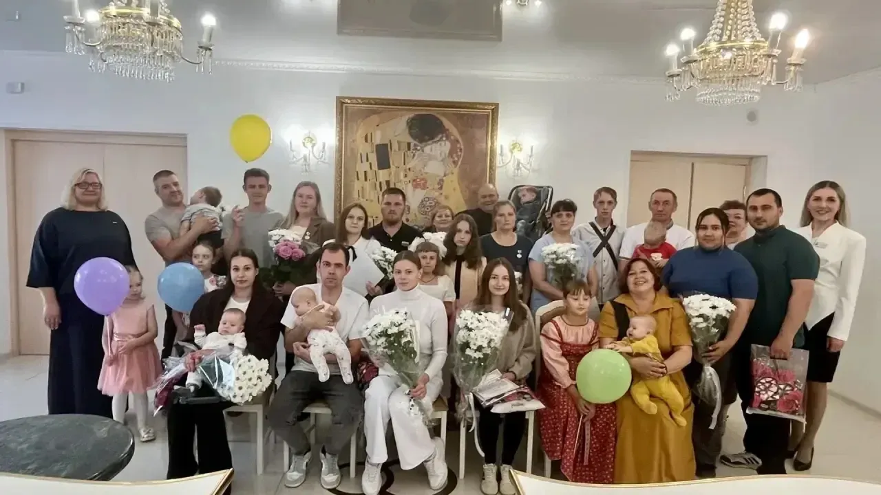 В ЗАГСе Артёмовского района зарегистрировали новорождённых и наградили многодетных матерей — Екатеринбург Сейчас