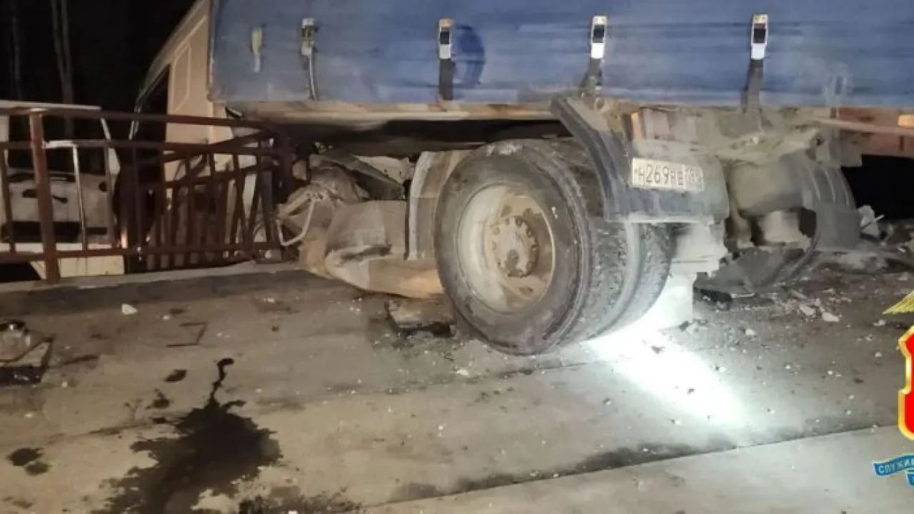 В Кушвинском районе грузовик врезался в ограждения в зоне дорожных работ — Екатеринбург Сейчас