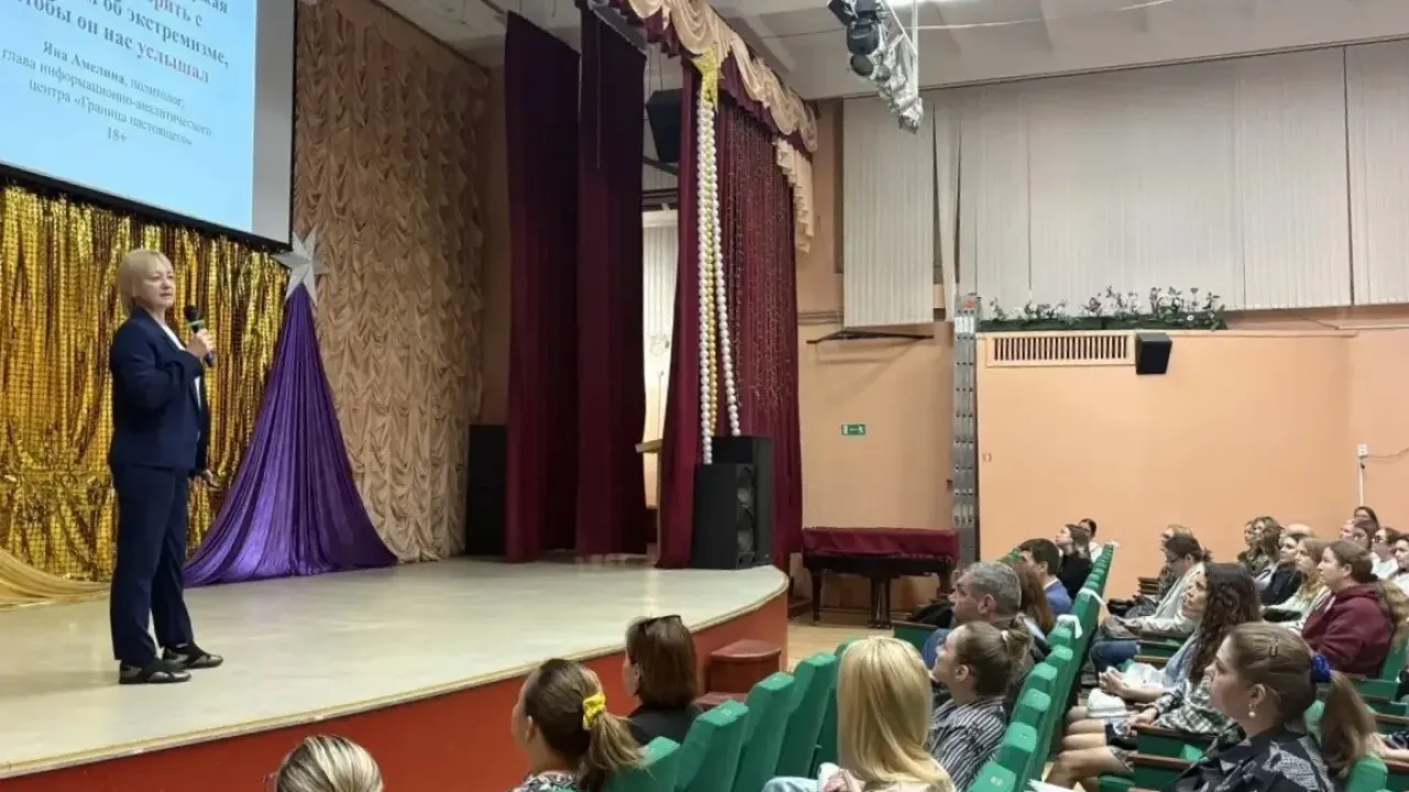 В школах Чкаловского района прошли встречи о защите от мошенников и вербовщиков — Екатеринбург Сейчас