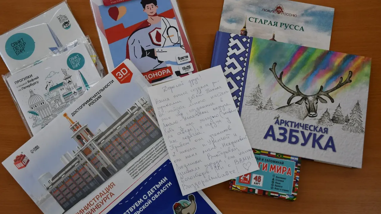 Волонтёры фестиваля молодёжи привезли подарки пациентам больницы №9 в Екатеринбурге — Екатеринбург Сейчас