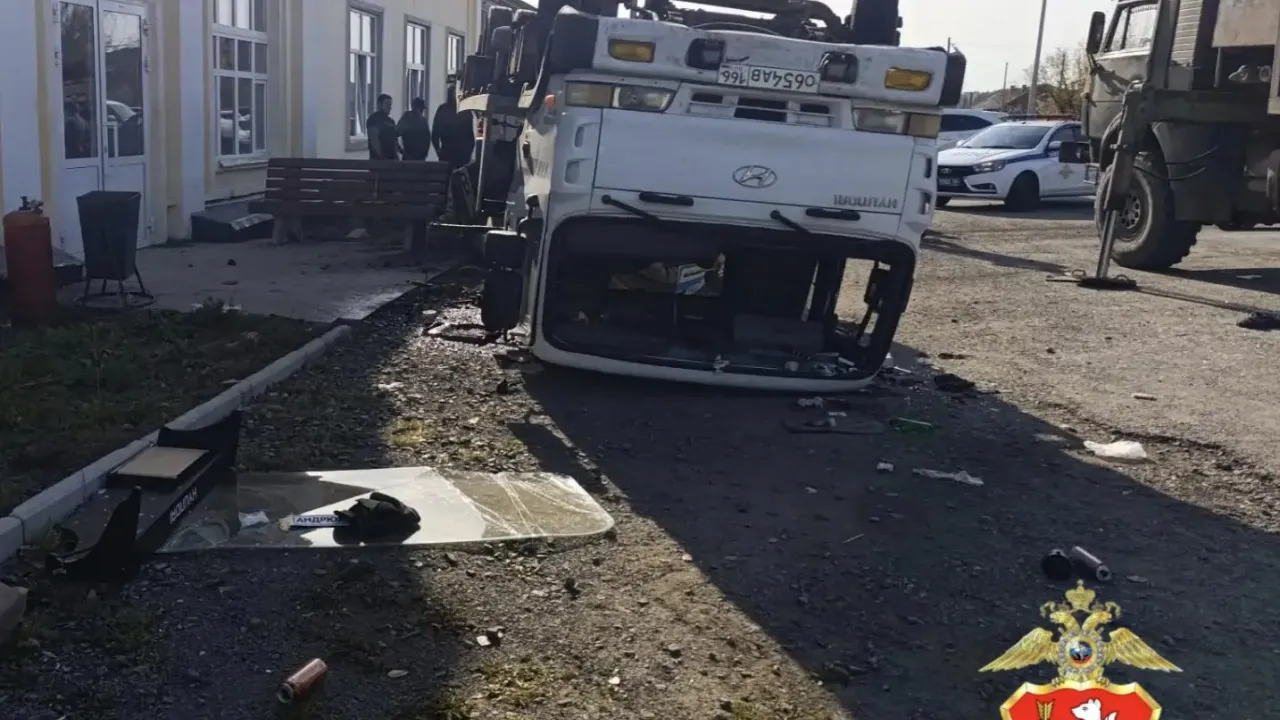 В Ивделе грузовик опрокинулся у вокзала, водитель не пострадал — Екатеринбург Сейчас