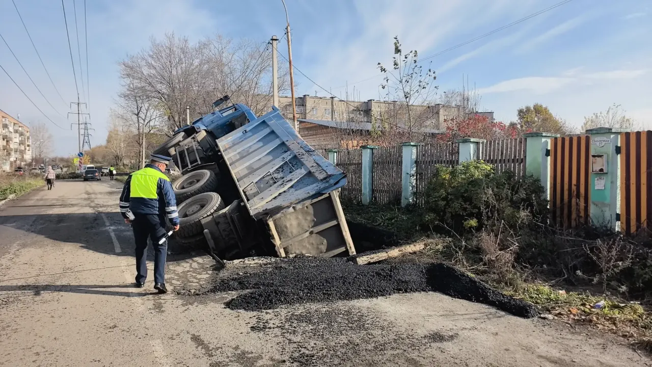 В Нижнем Тагиле обрушилось дорожное полотно, грузовик опрокинулся на бок — Екатеринбург Сейчас