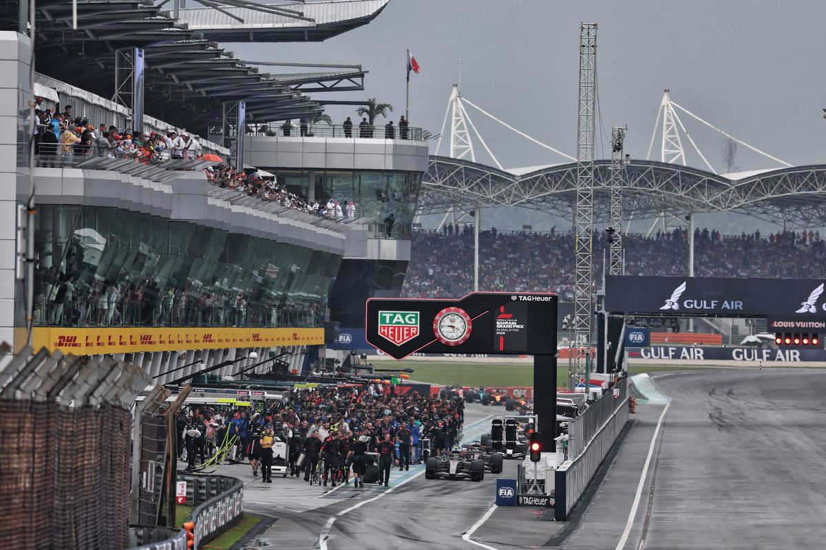 FIA объяснила сбой, сорвавший старт в дождь — фото 3