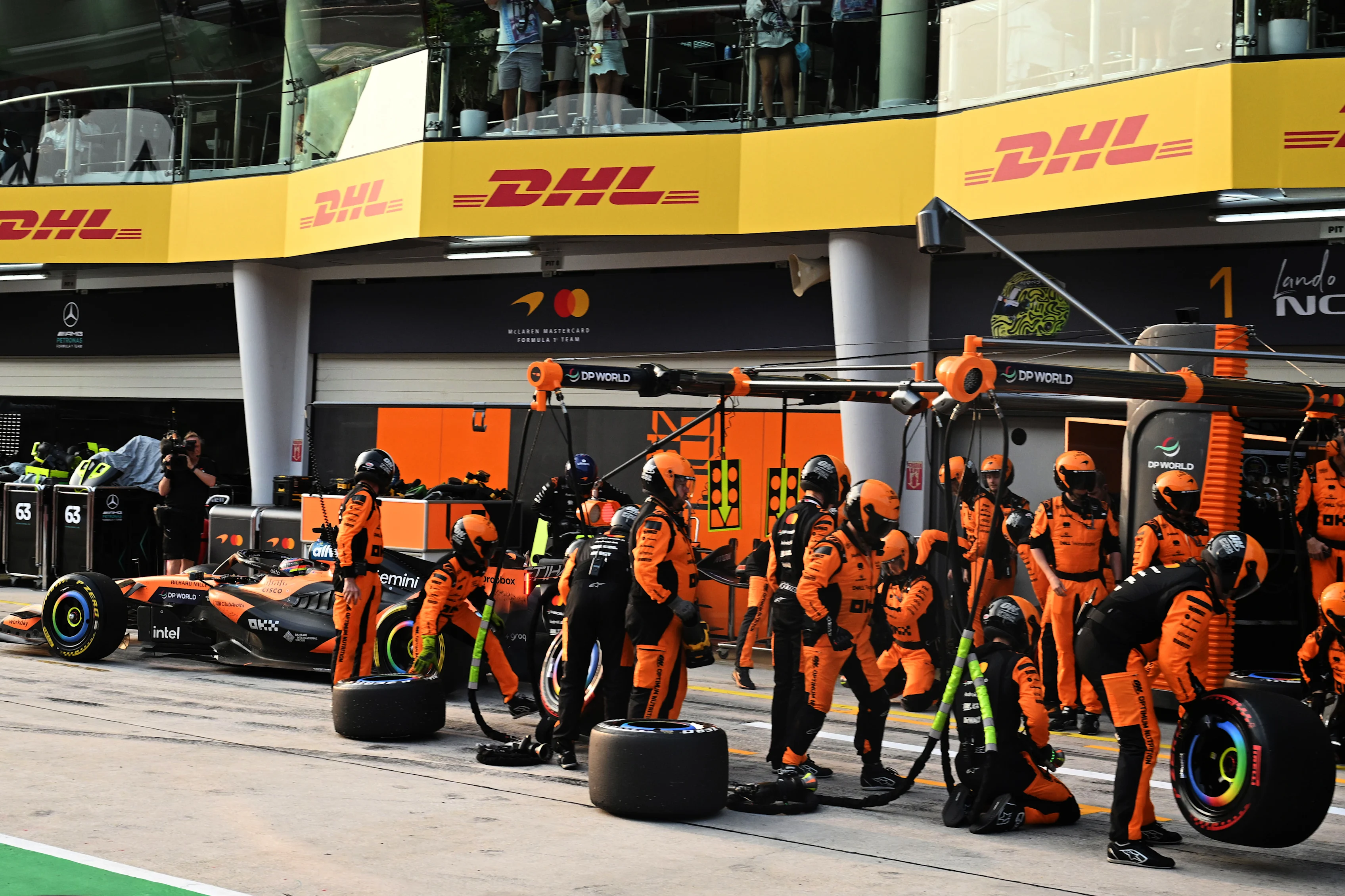 KUALA LUMPUR, MALAYSIA - OCTOBER 04: Оскар Пиастри of Australia driving the (81) McLaren MCL40