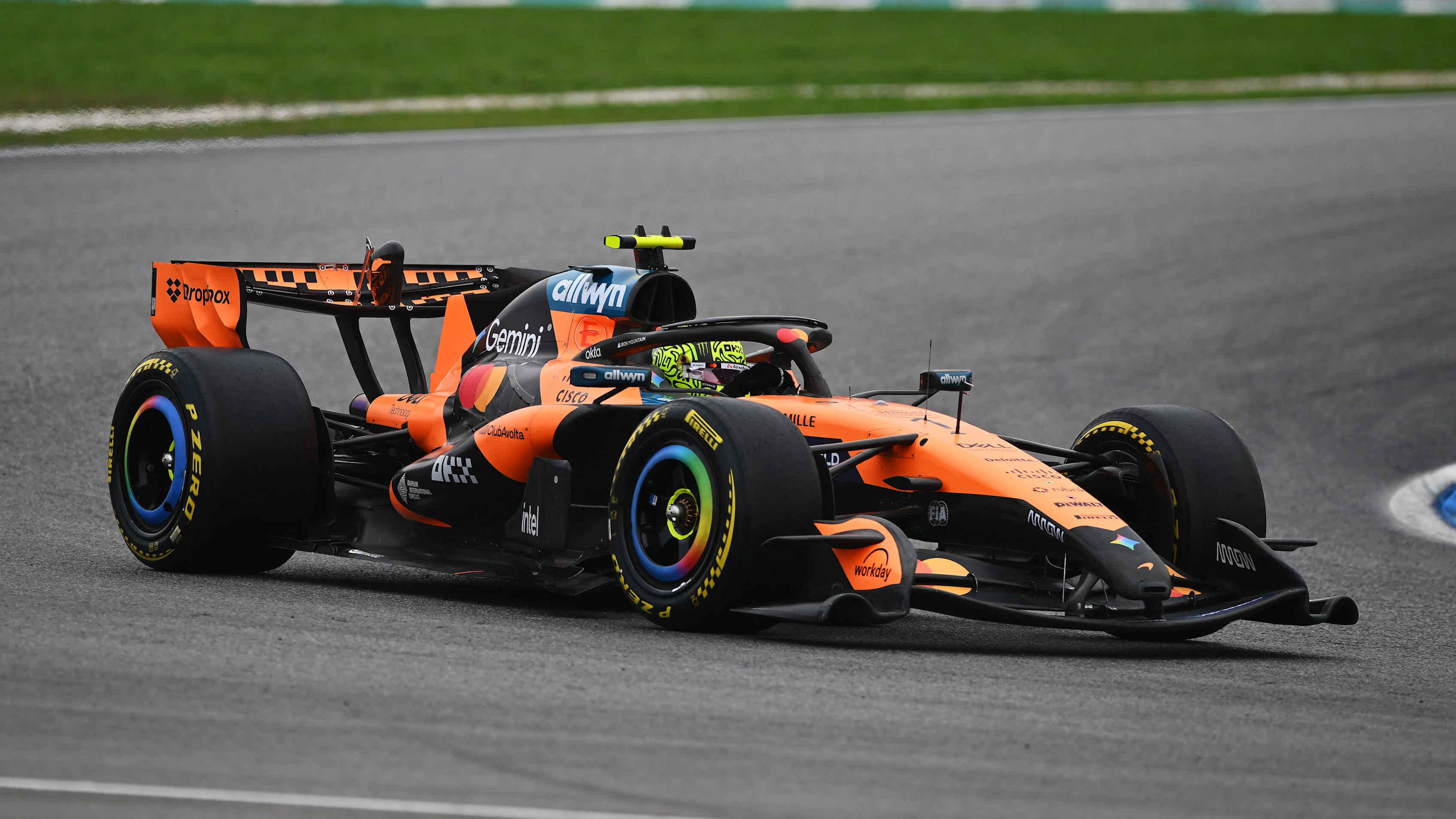 KUALA LUMPUR, MALAYSIA - OCTOBER 04: Ландо Норрис of Great Britain driving the (1) McLaren MCL40