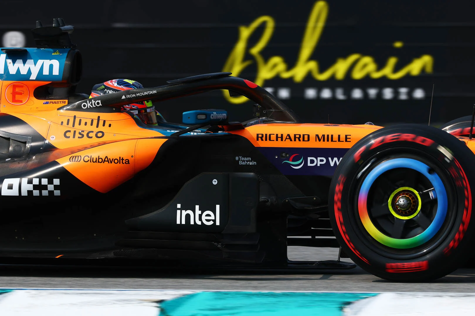McLaren показала паддок Сепанга и цитату Стеллы о погоне за подиумами