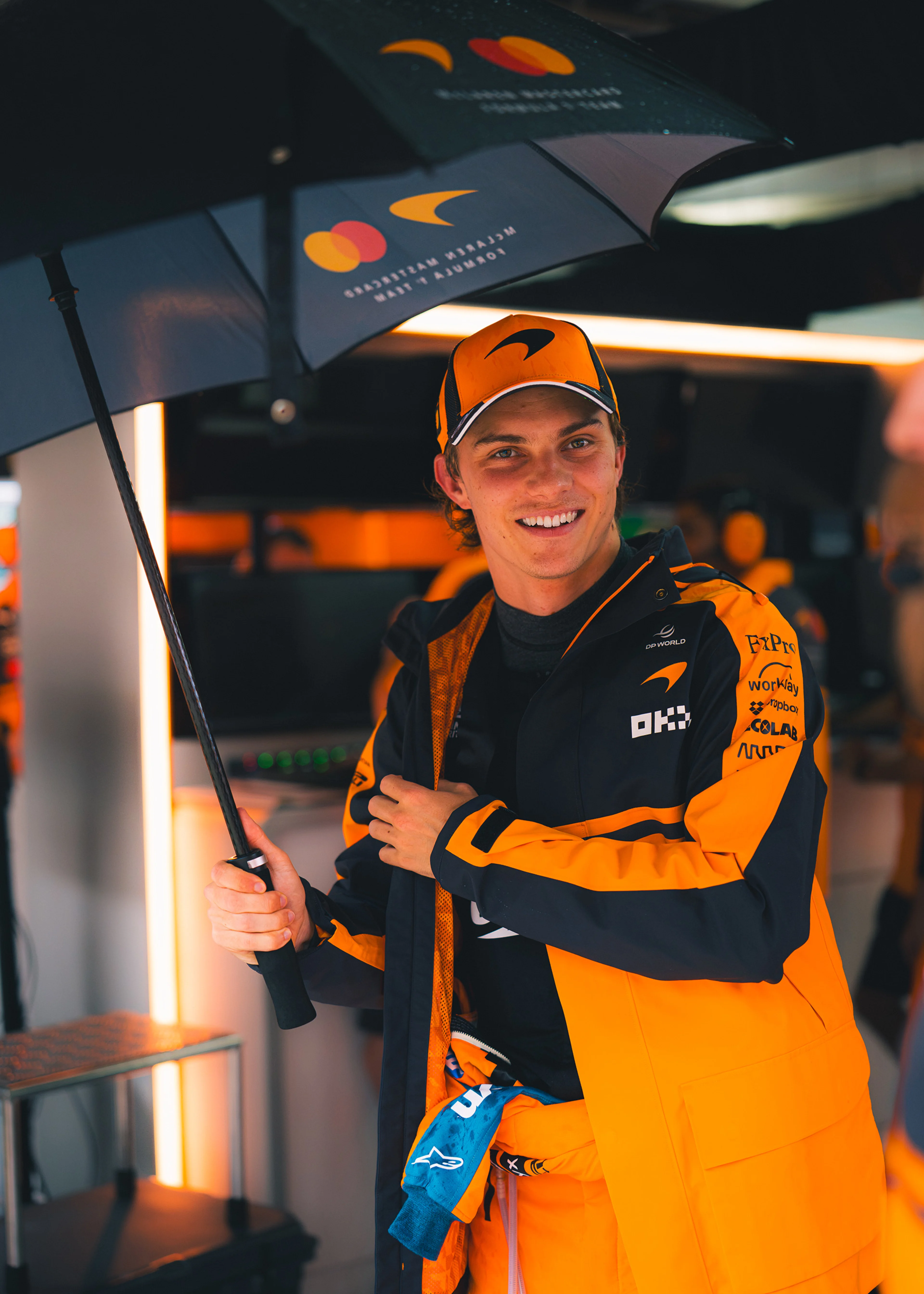 Оскар Пиастри in the paddock at the Bahrain Grand Prix in Malaysia
