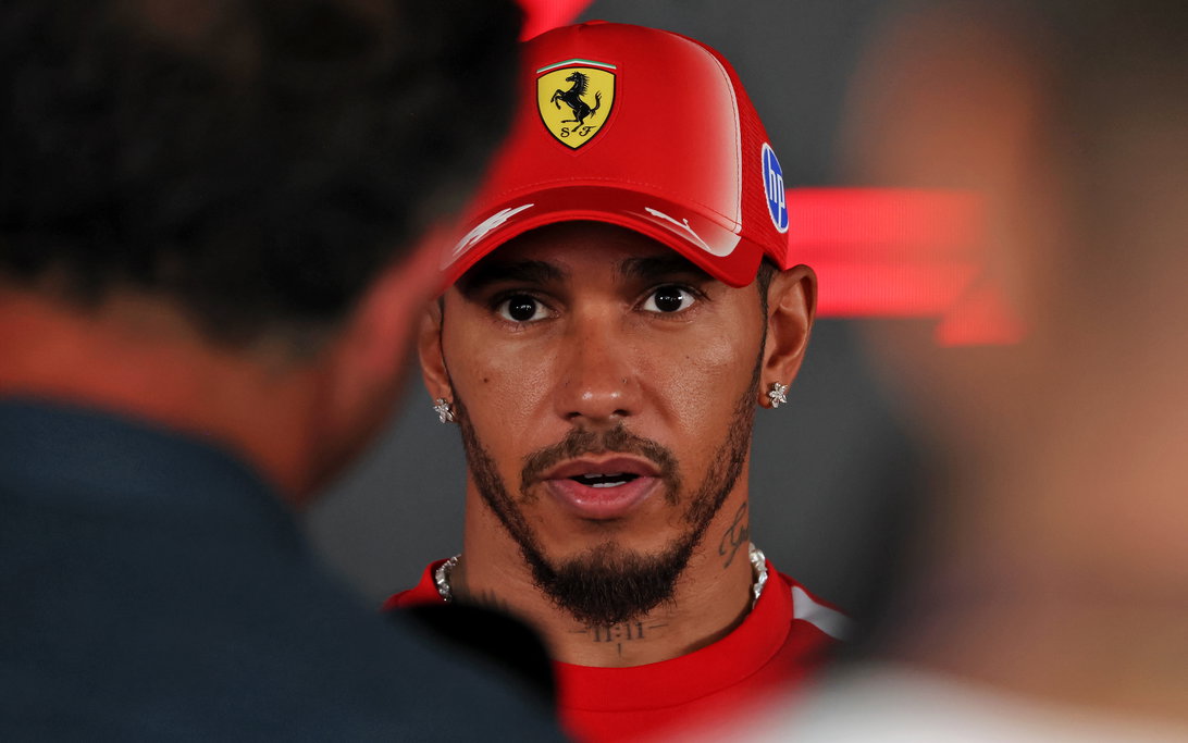 Хэмилтон призвал Ferrari не читать слухи о Вассёре