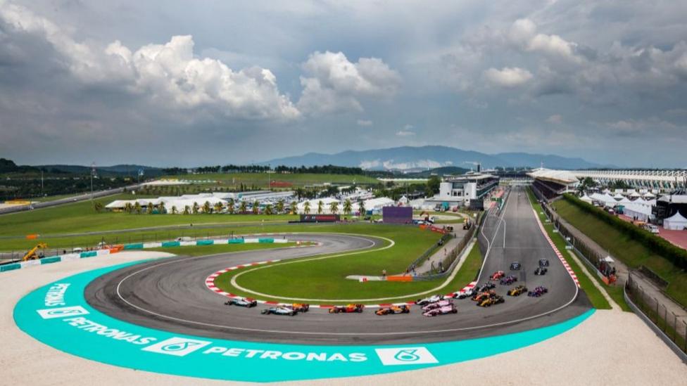 The field moves around the first corner of the 2017 Malaysian Grand Prix