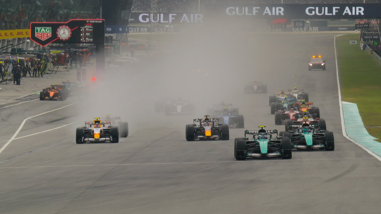 2026 Bahrain Grand Prix: Antonelli and Russell give Mercedes a 1-2 lead on the race start