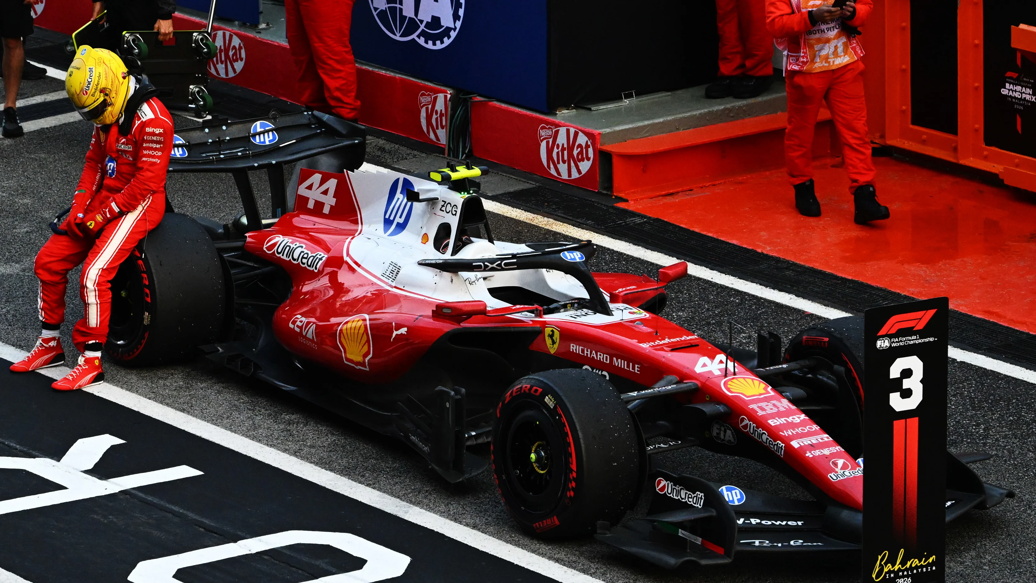 KUALA LUMPUR, MALAYSIA - OCTOBER 04: Third placed Льюис Хэмилтон of Great Britain and Scuderia