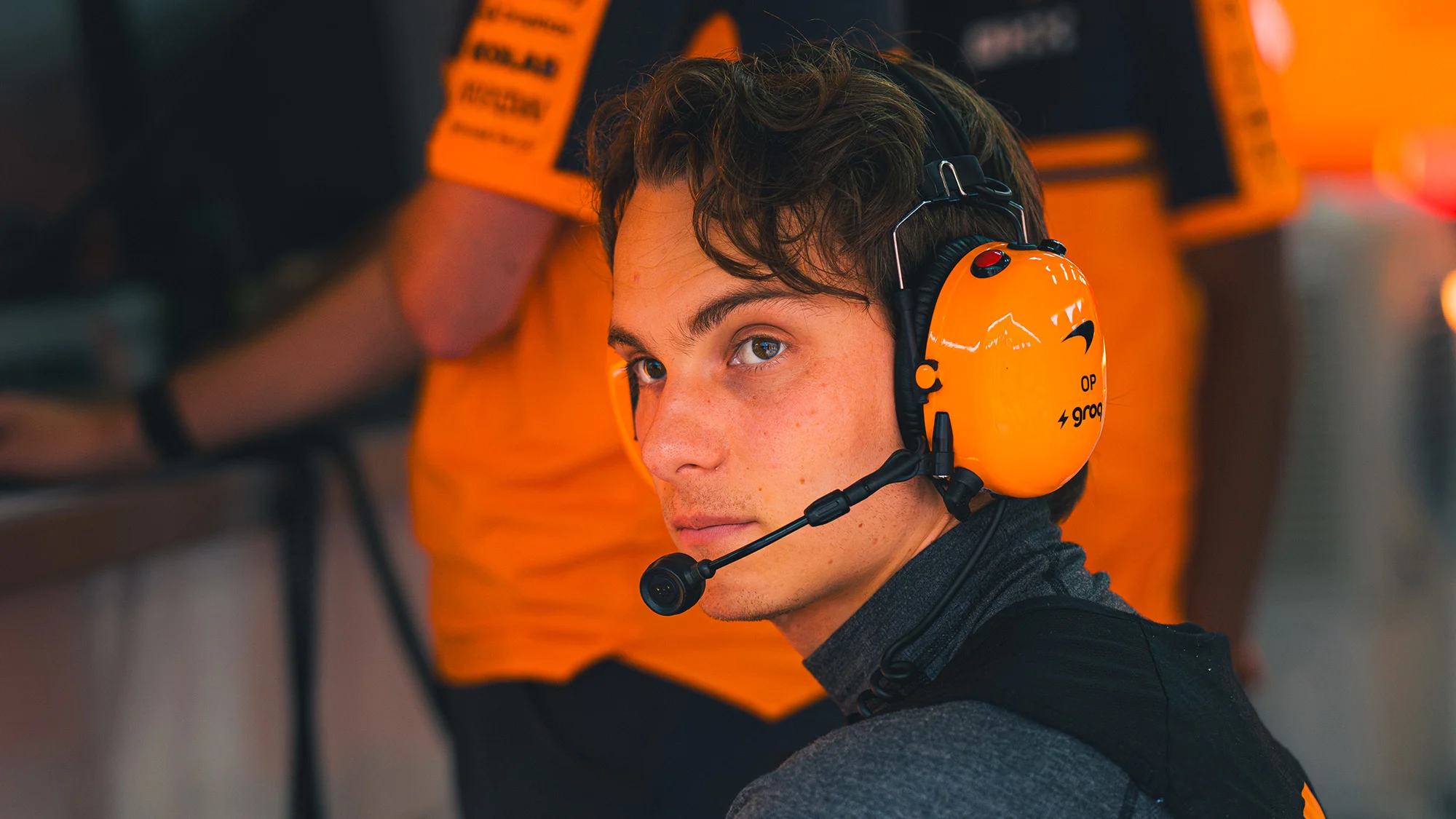 Оскар Пиастри in the garage during the Bahrain Grand Prix