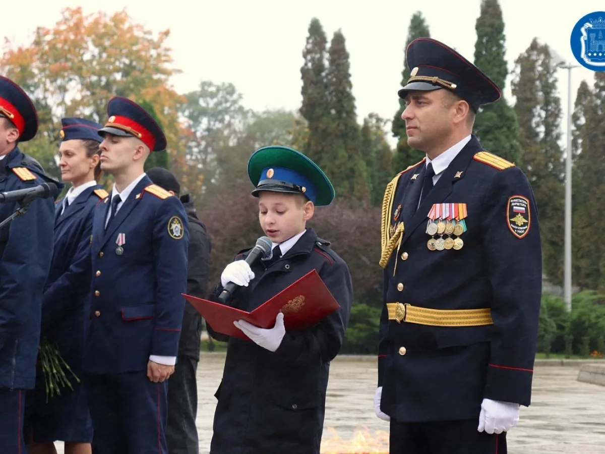 Пятиклассников посвятили в кадеты у мемориала 1200 воинам-гвардейцам