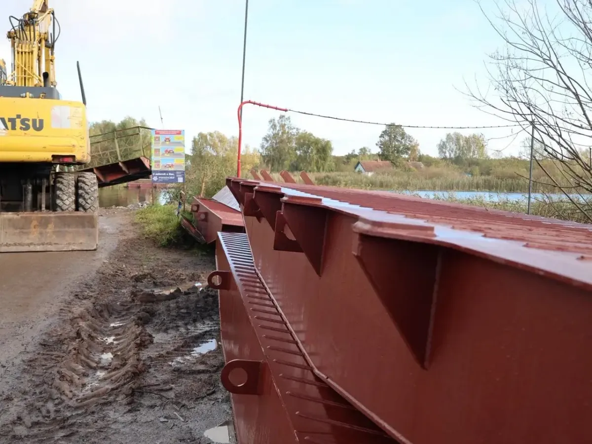 В поселке Головкино началась замена понтонного моста через Немонин