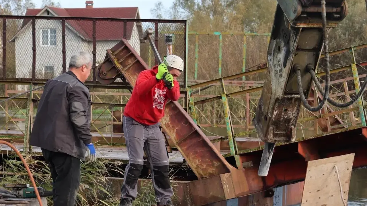 В поселке Головкино началась замена понтонного моста через Немонин — Калининград Сейчас