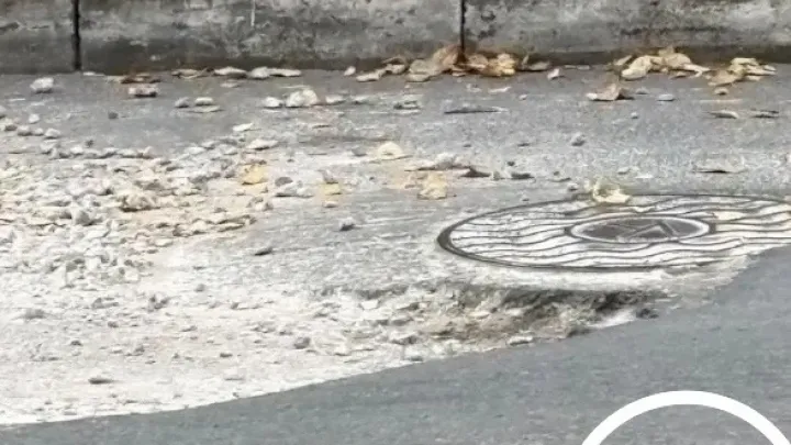 В Калуге заасфальтировали участок у канализационного люка на улице Космонавта Комарова — Калуга Сейчас
