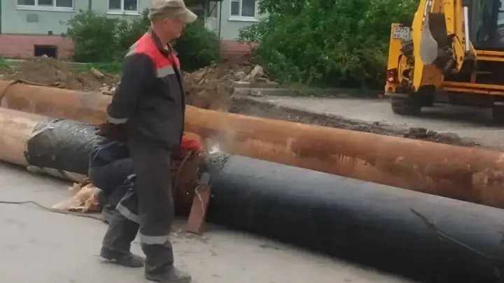 На улице Мичурина в Калуге меняют трубопровод отопления — Калуга Сейчас