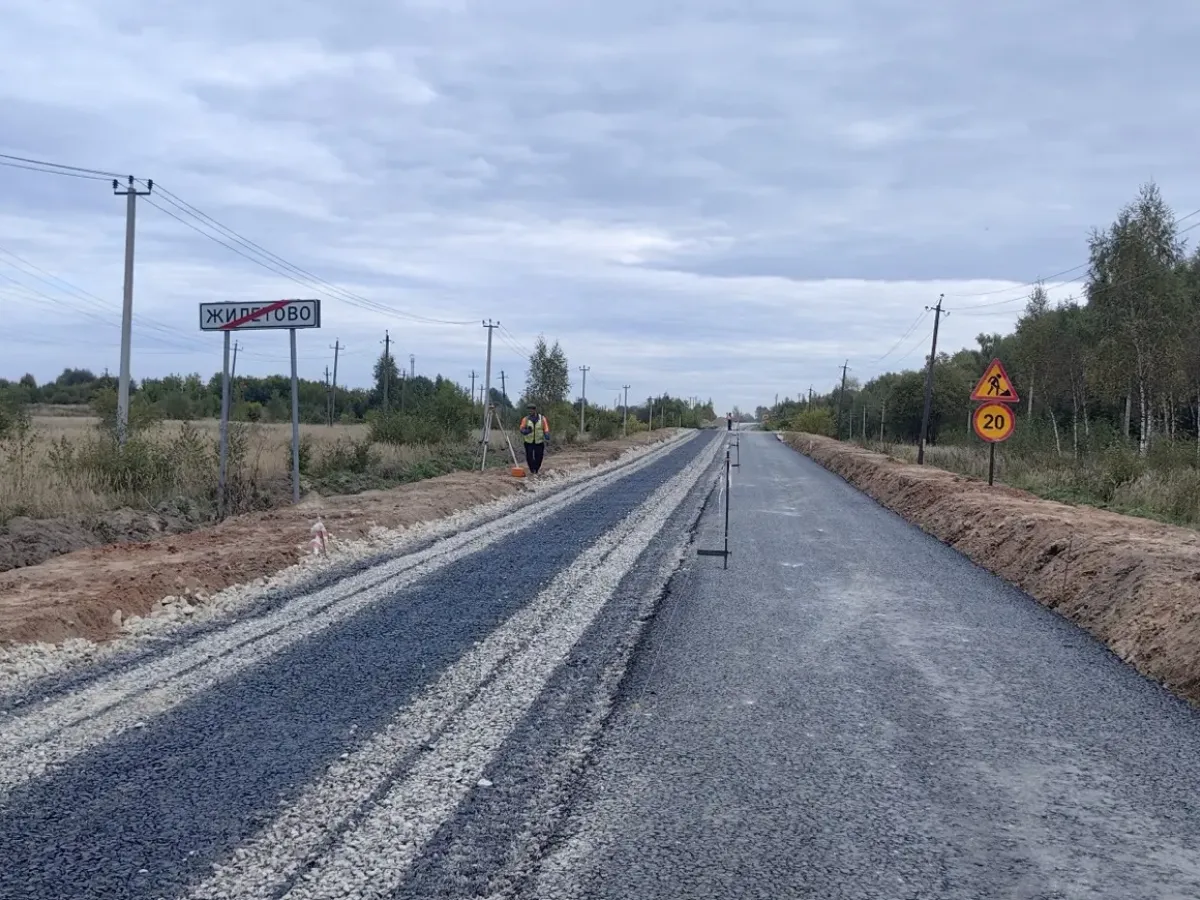 В селе Совхоз им. Ленина продолжается ремонт важной дороги